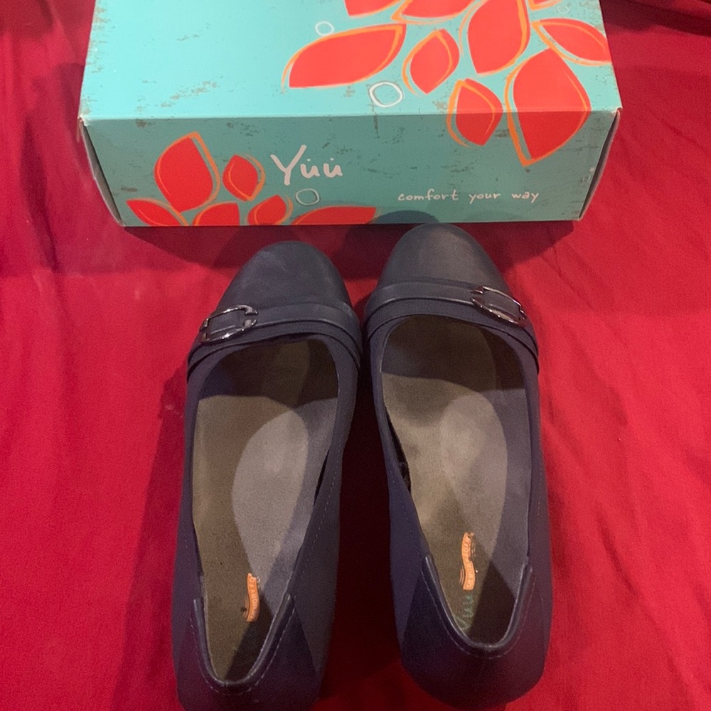Yuu navy blue flats